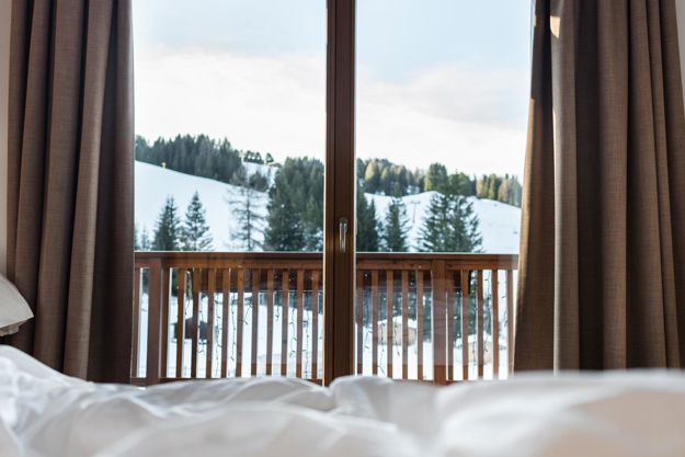 Una camera con balcone