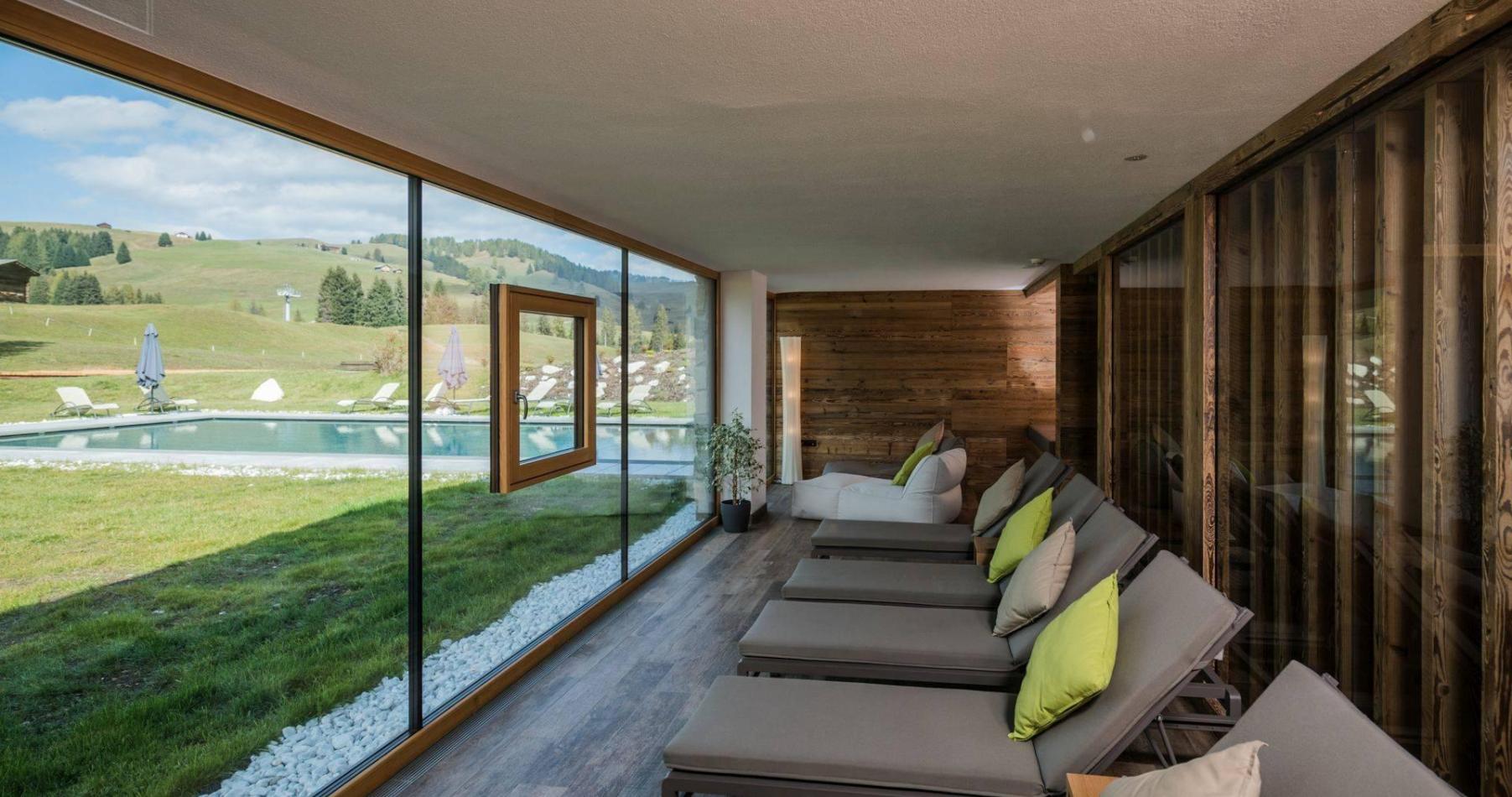 Relaxation area with a view on the outdoor pool
