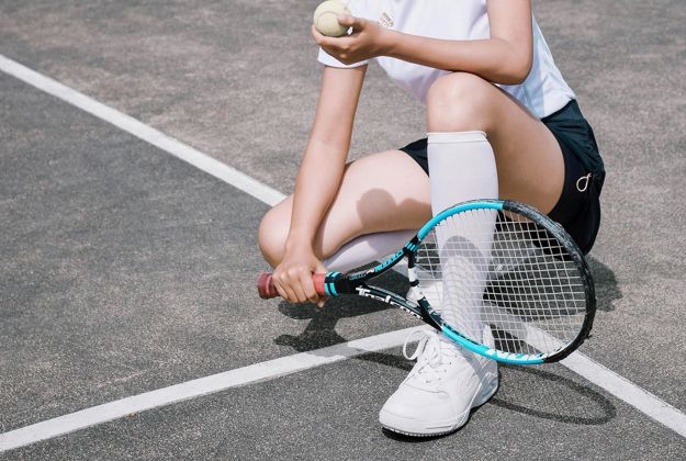 A woman on the tennis court