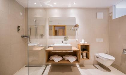 Badezimmer mit Dusche, WC und Waschtisch - Suite Antermoia