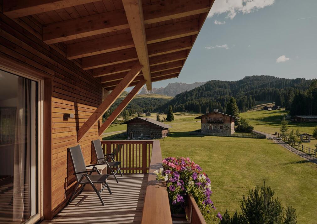 Balcone della camera dello Sporthotel Floralpina con vista sul paesaggio dell'Alpe di Siusi
