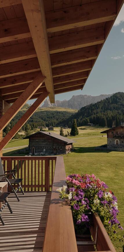 Balcone della camera dello Sporthotel Floralpina con vista sul paesaggio dell'Alpe di Siusi