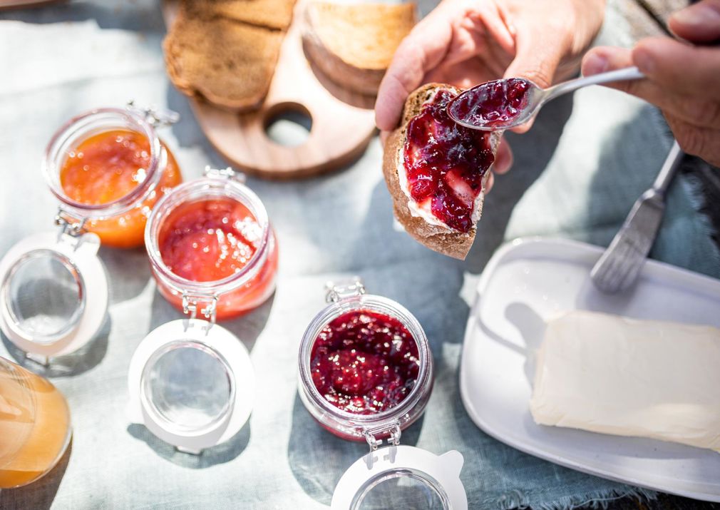Produkte von der Alm beim Frühstück