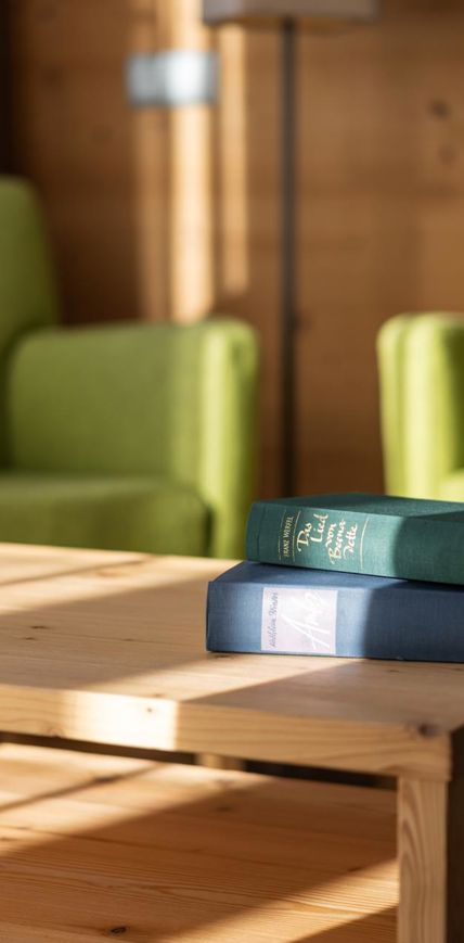 Eine Sitzecke mit Sesseln