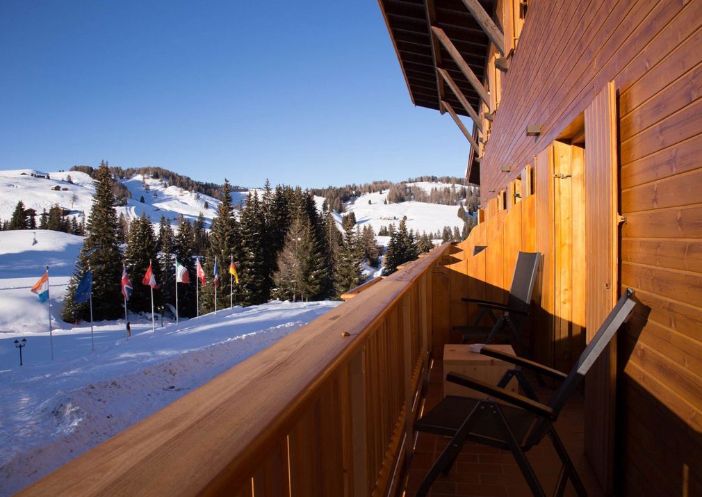 Der Balkon des Doppelzimmers Goldknopf im Winter