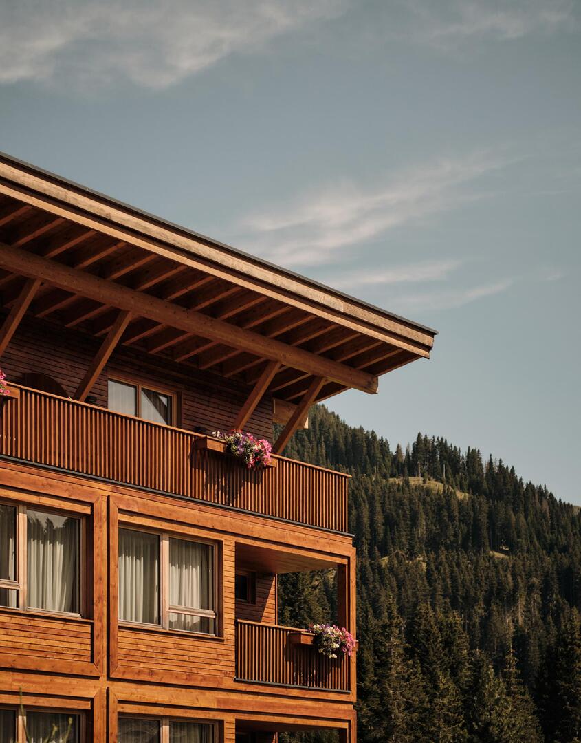 Moderne Holzarchitektur des Neubaus im Sporthotel Floralpina auf der Seiser Alm