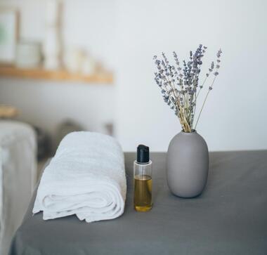 Handtuch und Pflegeöl für entspannende Wellnessanwendungen im Spa des Floralpina