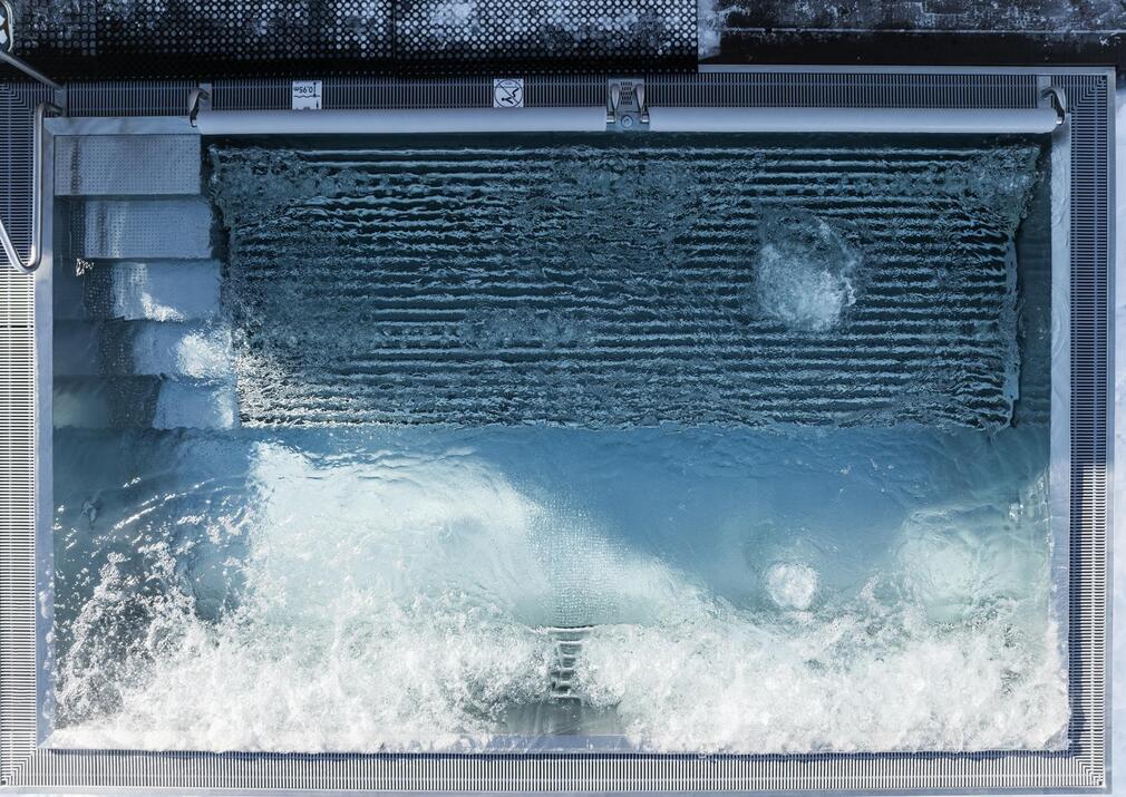 Sprudelnder Außenwhirlpool im Wellnessbereich des Hotels Floralpina auf der Seiser Alm