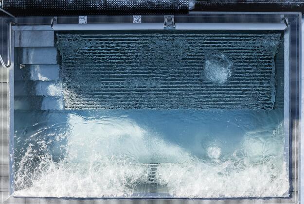 Sprudelnder Außenwhirlpool im Wellnessbereich des Hotels Floralpina auf der Seiser Alm