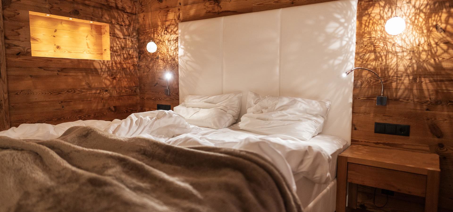 Un letto matrimoniale disfatto