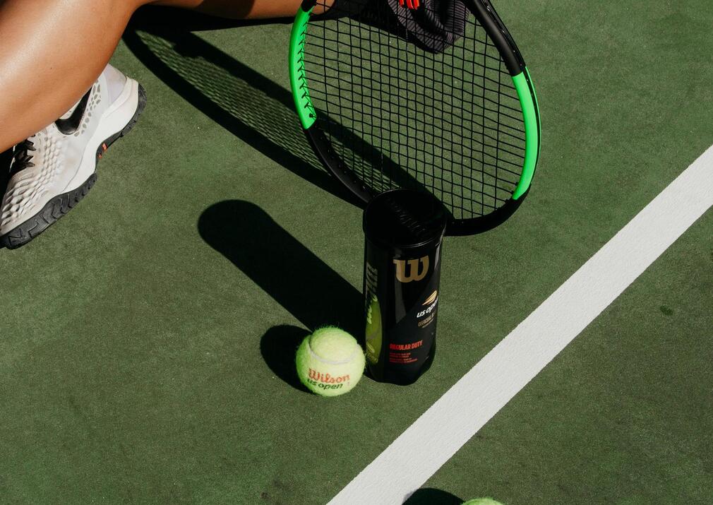 Racchetta e palline da tennis sul campo dello Sporthotel Floralpina sull'Alpe di Siusi