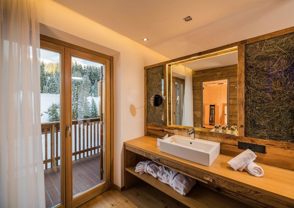 Das Badezimmer des Doppelzimmers Sella Relax mit Waschtisch und Balkon