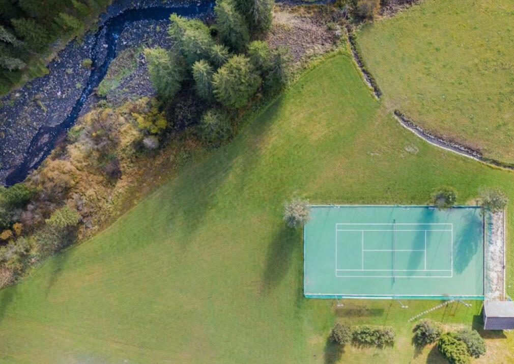 Campo da tennis dello Sporthotel Floralpina sull'Alpe di Siusi vista dall'alto