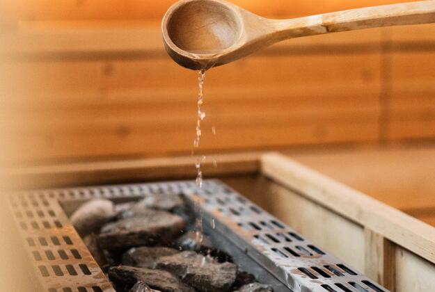 Sauna infusion in the Finnish sauna at Sporthotel Floralpina on the Seiser Alm (Alpe di Siusi)