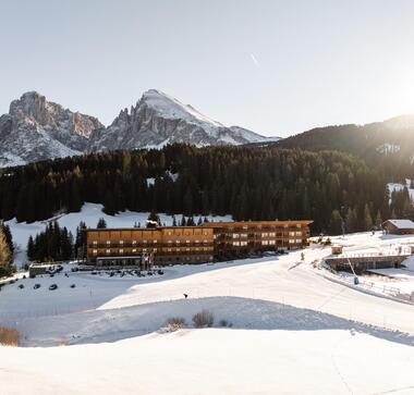 Hotel Floralpina sull'Alpe di Siusi in inverno con vista sul Sassolungo