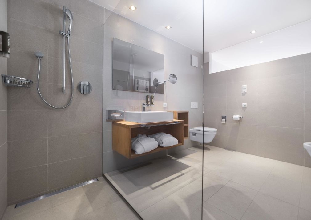 Badezimmer des Doppelzimmers Alpe mit Dusche, Waschtisch, Bidet und WC