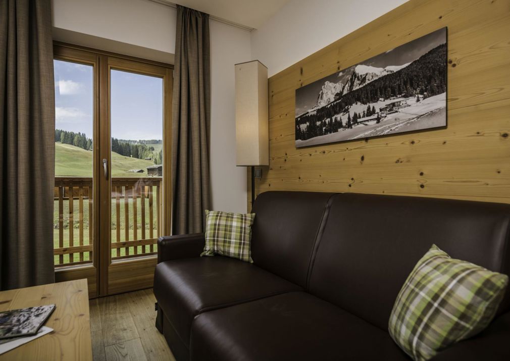 The living area of the double room Molignon with extensible divan and balcony