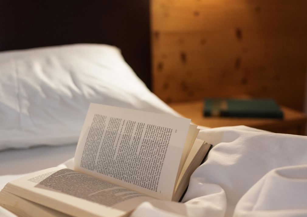 Ein aufgeschlagenes Buch auf einem Bett