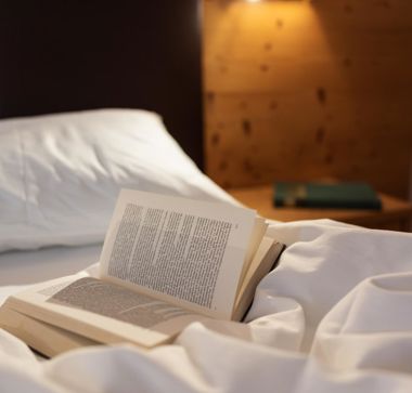 Ein aufgeschlagenes Buch auf einem Bett