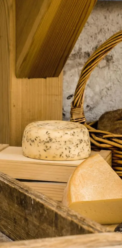 Prodotti tipici di montagna: pane, formaggio e speck