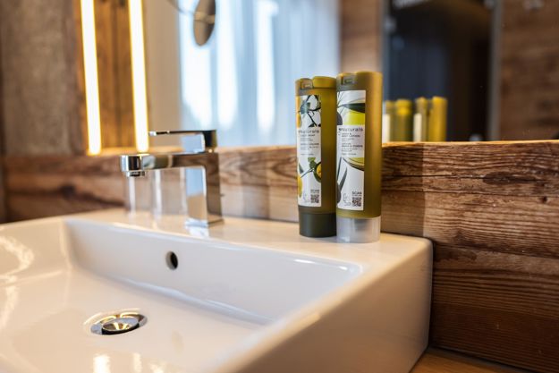 Il lavabo nel bagno della camera doppia Sella Relax