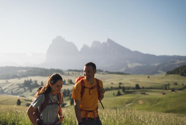 oppia durante un'escursione sull'Alpe di Siusi con vista su Sasso Lungo e Sasso Piatto nelle Dolomiti