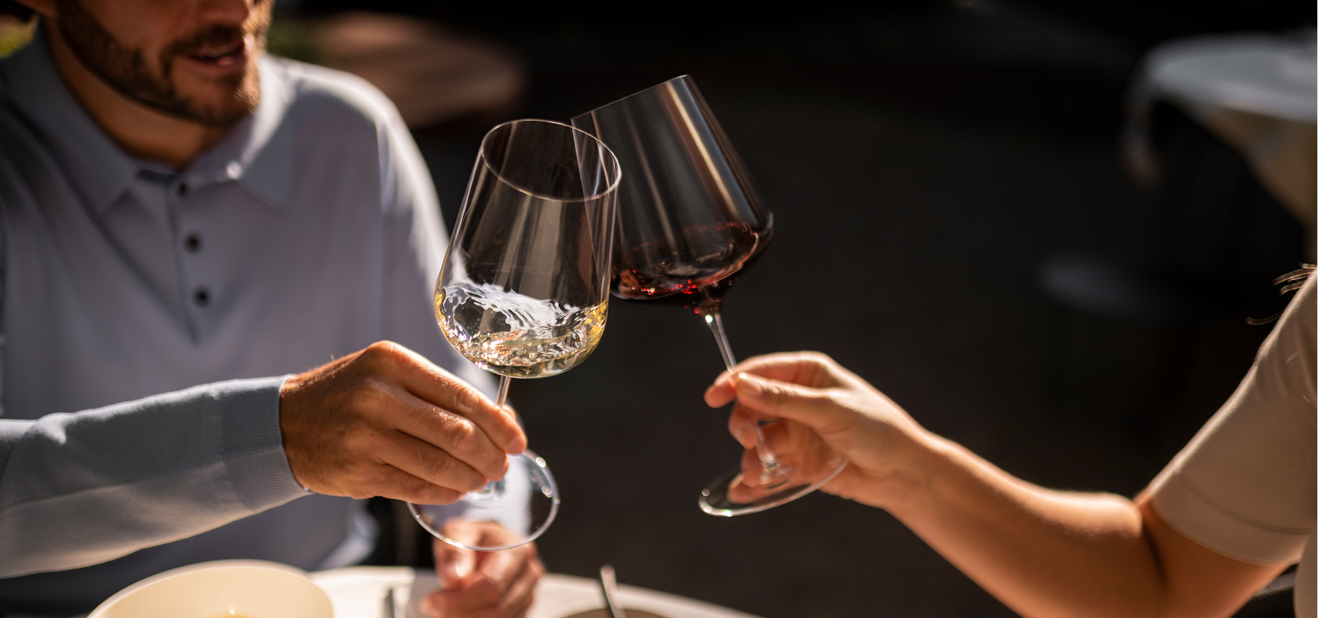 Due persone brindano con il vino