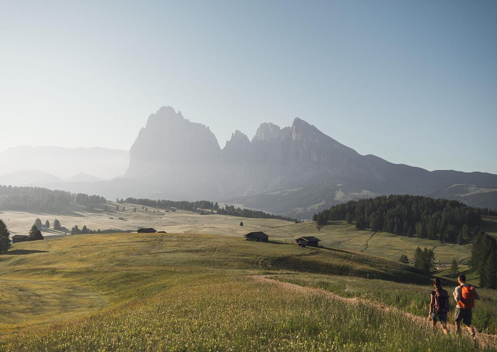 Wandern auf der Seiser Alm mit Blick auf die beeindruckende Kulisse der Dolomiten