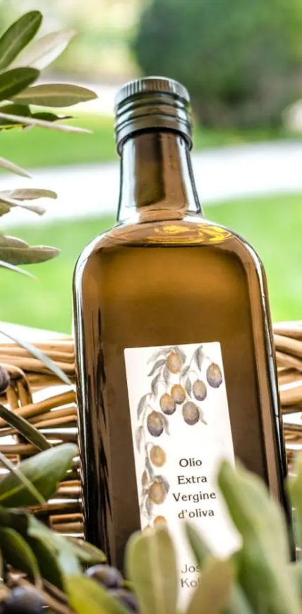 Bottiglie di olio extra vergine di oliva di produzione propria sul Lago di Garda