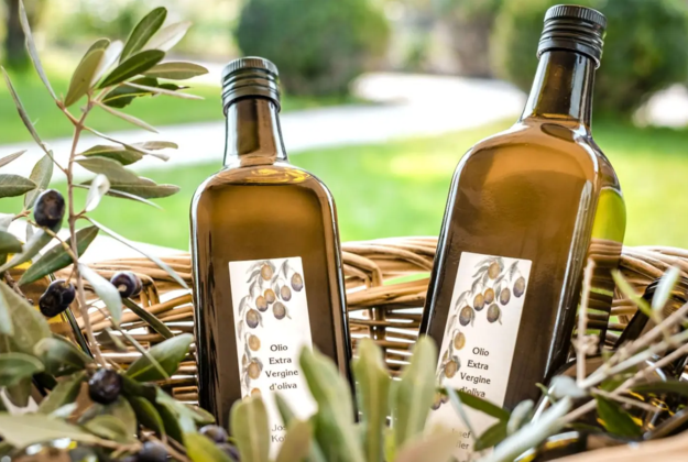 Flaschen mit nativem Olivenöl extra aus der eigenen Produktion am Gardasee