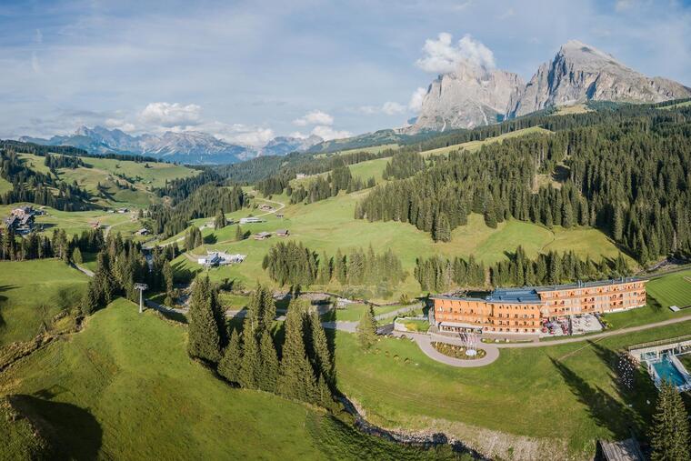 sporthotel-floralpina-auf-der-seiser-alm-im-sommer