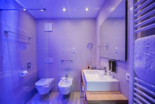 Badezimmer mit Dusche, Waschtisch, WC und Bidet - Zimmer Goldknopf Deluxe