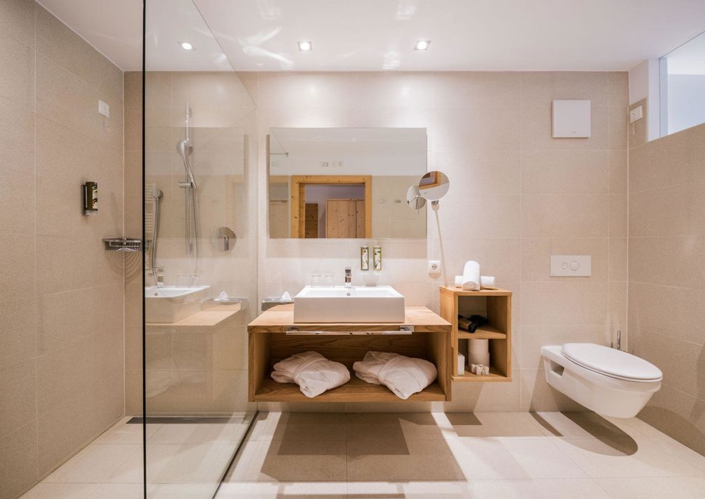 Il bagno della camera doppia Dolomites con doccia, lavabo e WC