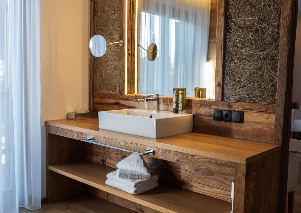 Il bagno della camera doppia Sella Relax con lavabo e balcone