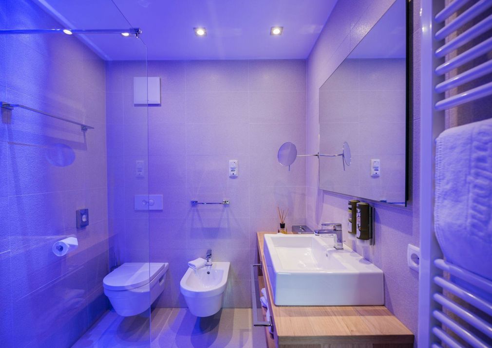 The bathroom of the single room Punta d'Oro Deluxe with shower, toilet, bidet and washbasin