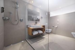 Badezimmer mit Dusche, Waschtisch, WC und Bidet - Zimmer Alpe