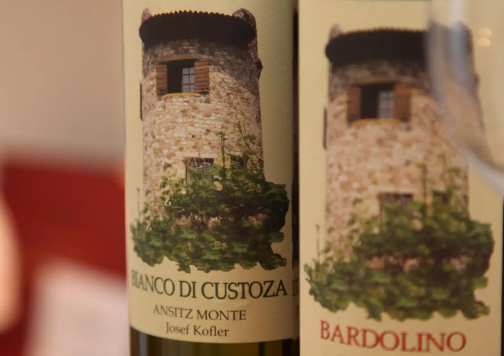 Bottiglie di vino rosso Bardolino e vino bianco Custoza della tenuta Monte