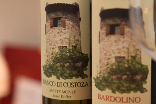 Flaschen mit Bardolino-Rotwein und Bianco di Custoza vom Weingut Monte