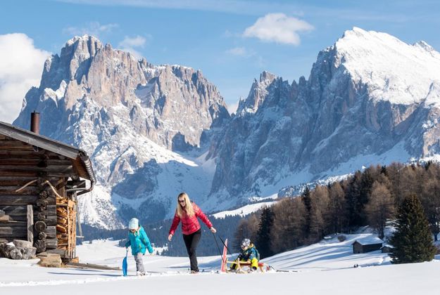 Rodeln während eines Urlaubs in unserem Hotel direkt an der Piste auf der Seiser Alm