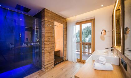 Badezimmer mit Infrarot Kabine und Regendusche - Zimmer Sella Relax