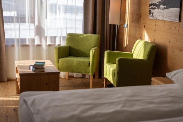 La zona giorno con due poltrone di una delle camere